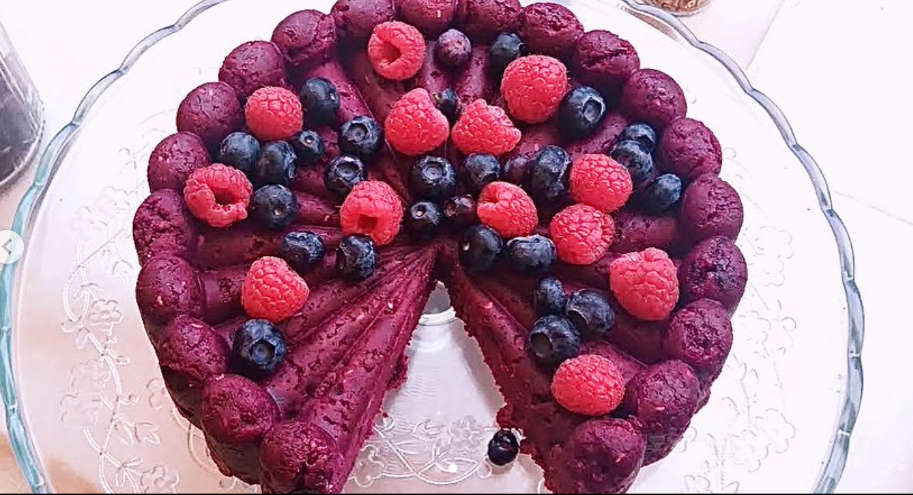 Cricket, hibiscus & berries cake